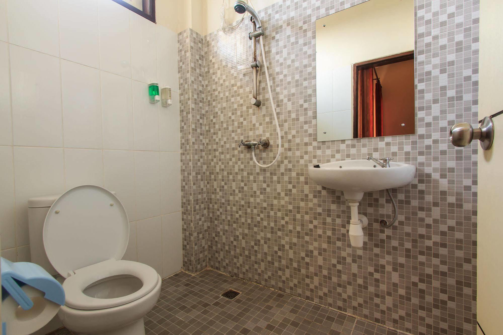 קוטה לומבוק Ivanka Airport Inn מראה חיצוני תמונה